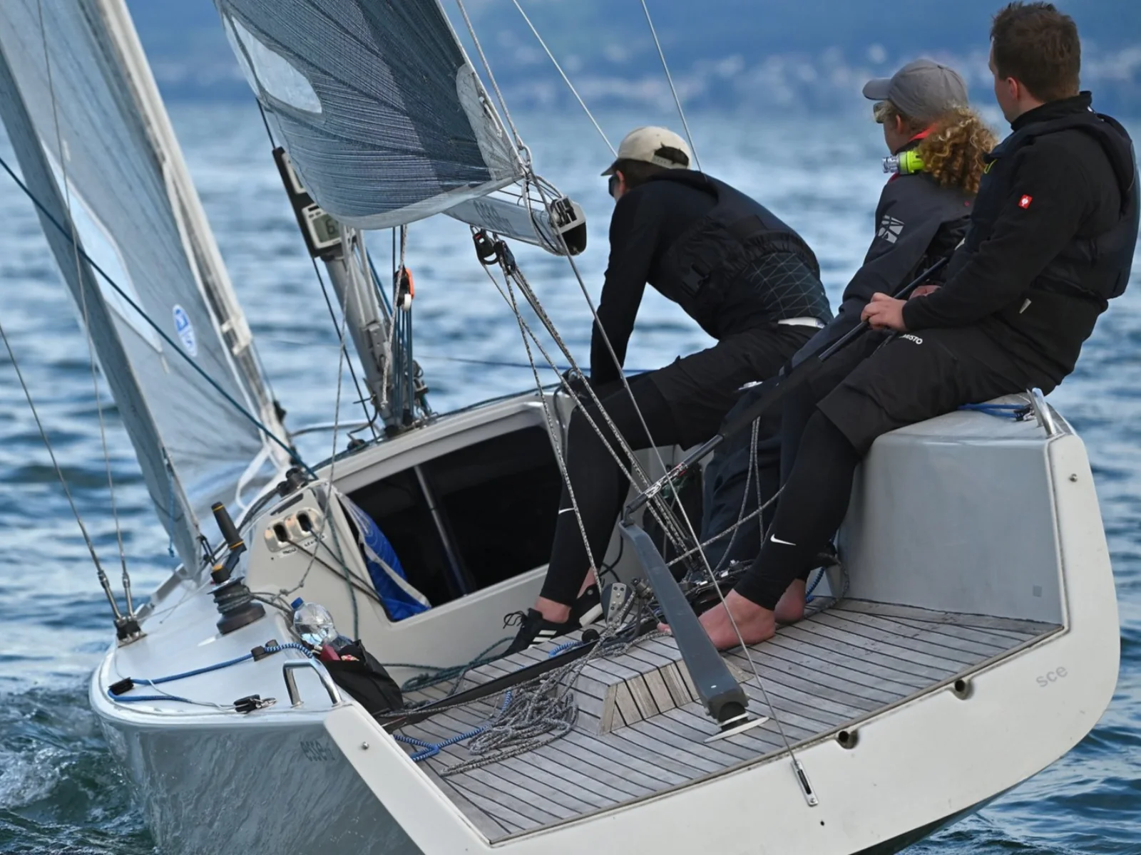 Sailboat viewed from the stern while sailing with its crew